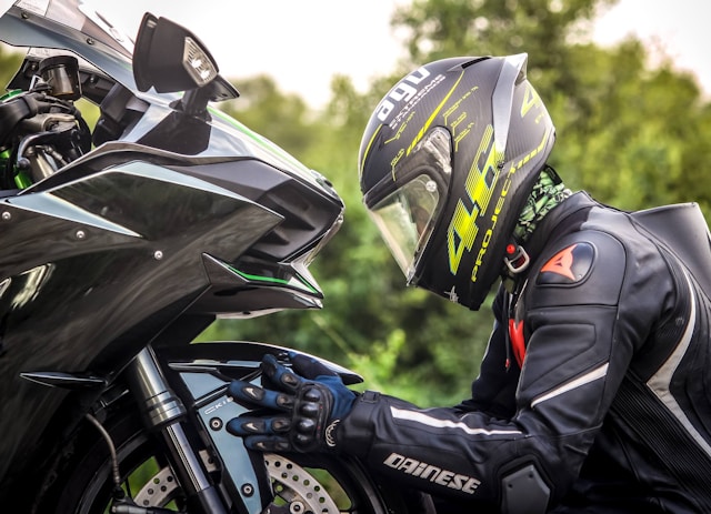 Motard avec un casque sur la tête