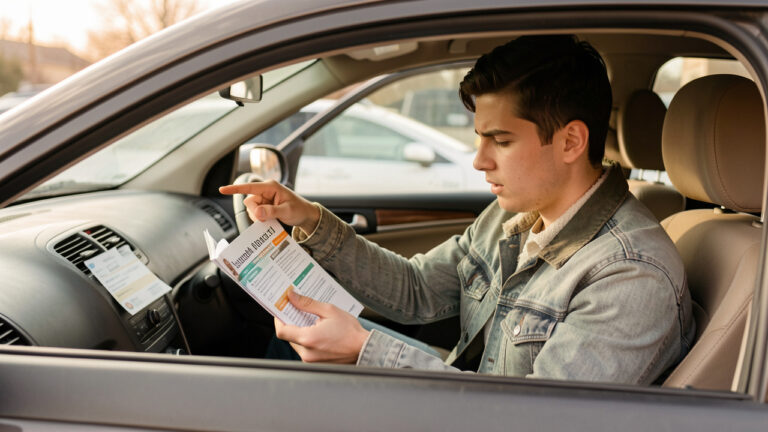 Un jeune homme dans une voiture compare un livret de révision et une petite fiche mémo sur le tableau de bord, ambiance réaliste et pédagogique.